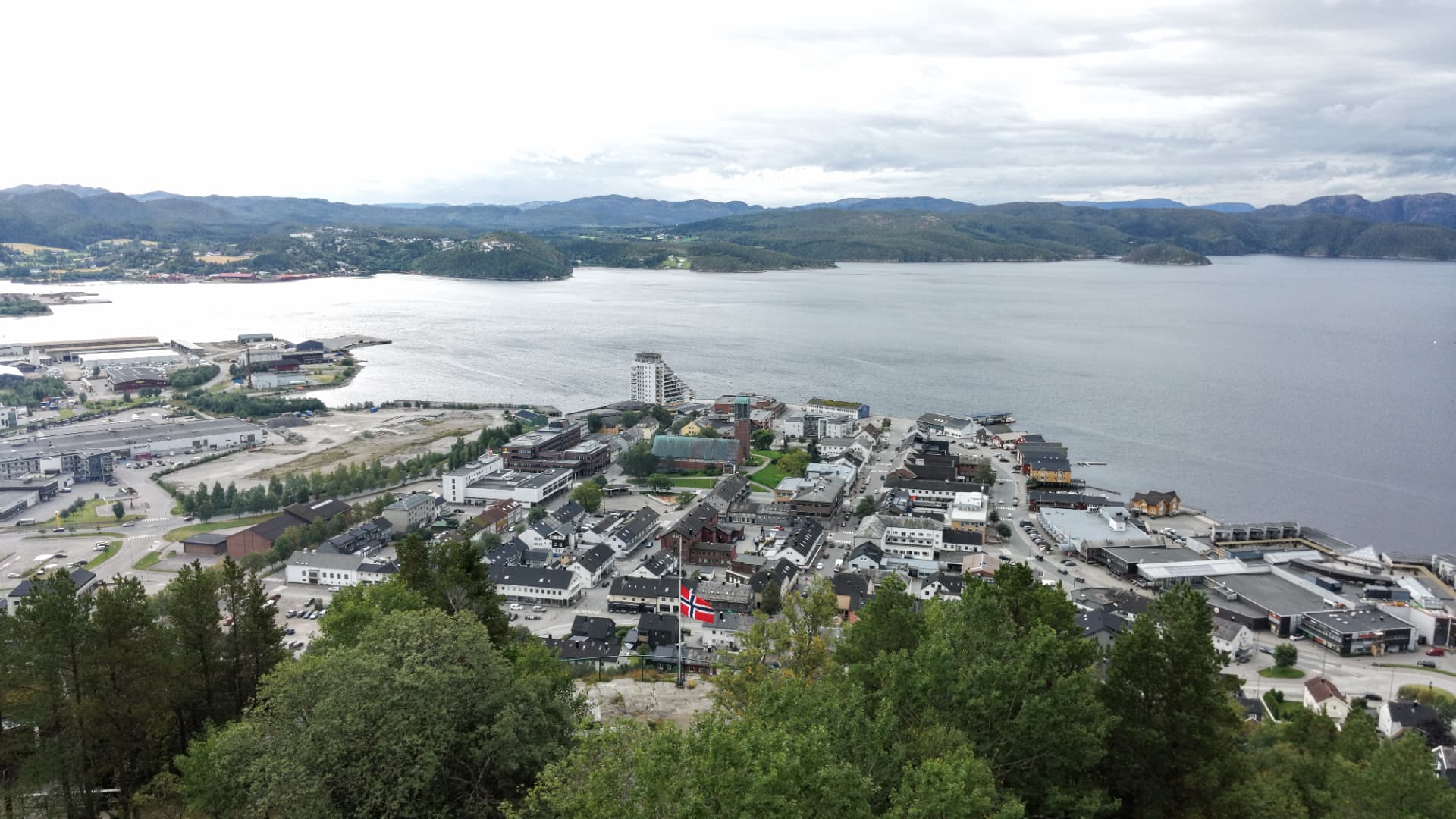 Utsikt over Namsos sentrum med fjorden og Namdalen i bakgrunnen