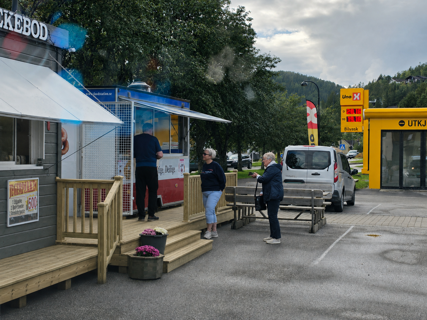 Smultringvogna ved Rema Rock City i Namsos med kunder foran luka